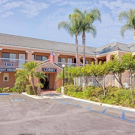 Days Inn By Wyndham Whittier Los Angeles Экстерьер фото