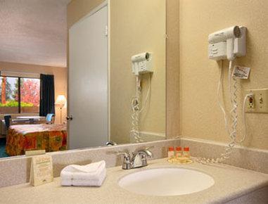 Days Inn By Wyndham Whittier Los Angeles Экстерьер фото