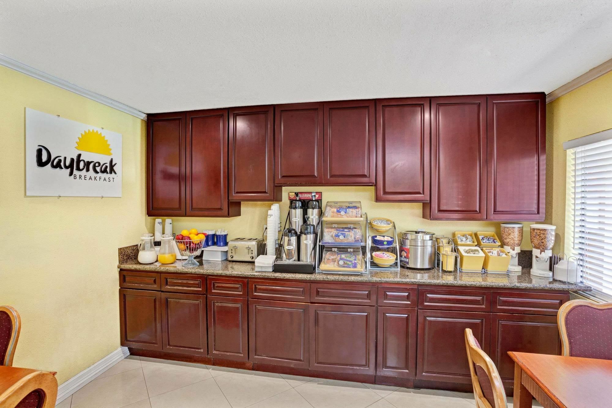 Days Inn By Wyndham Whittier Los Angeles Экстерьер фото