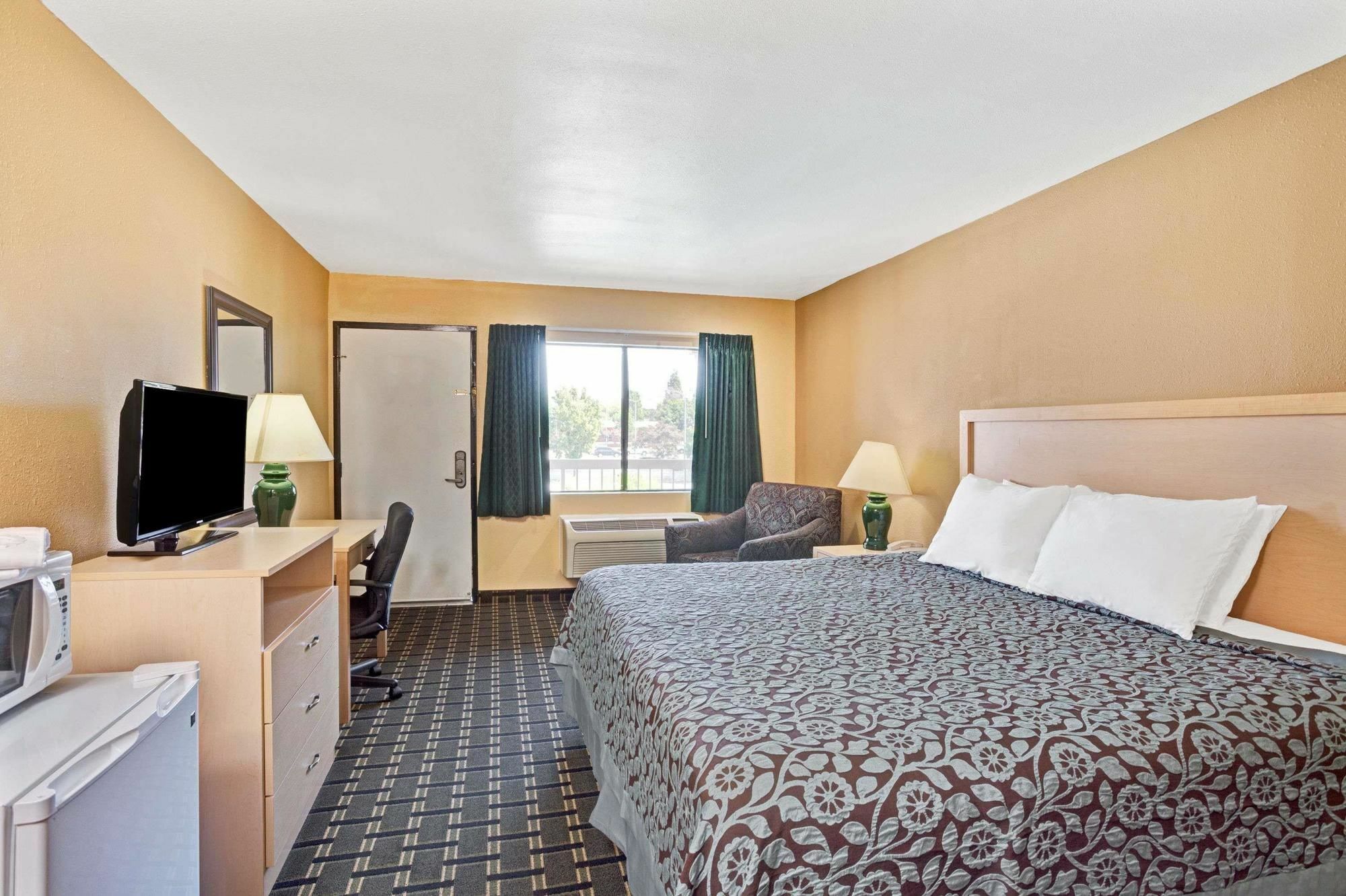 Days Inn By Wyndham Whittier Los Angeles Экстерьер фото